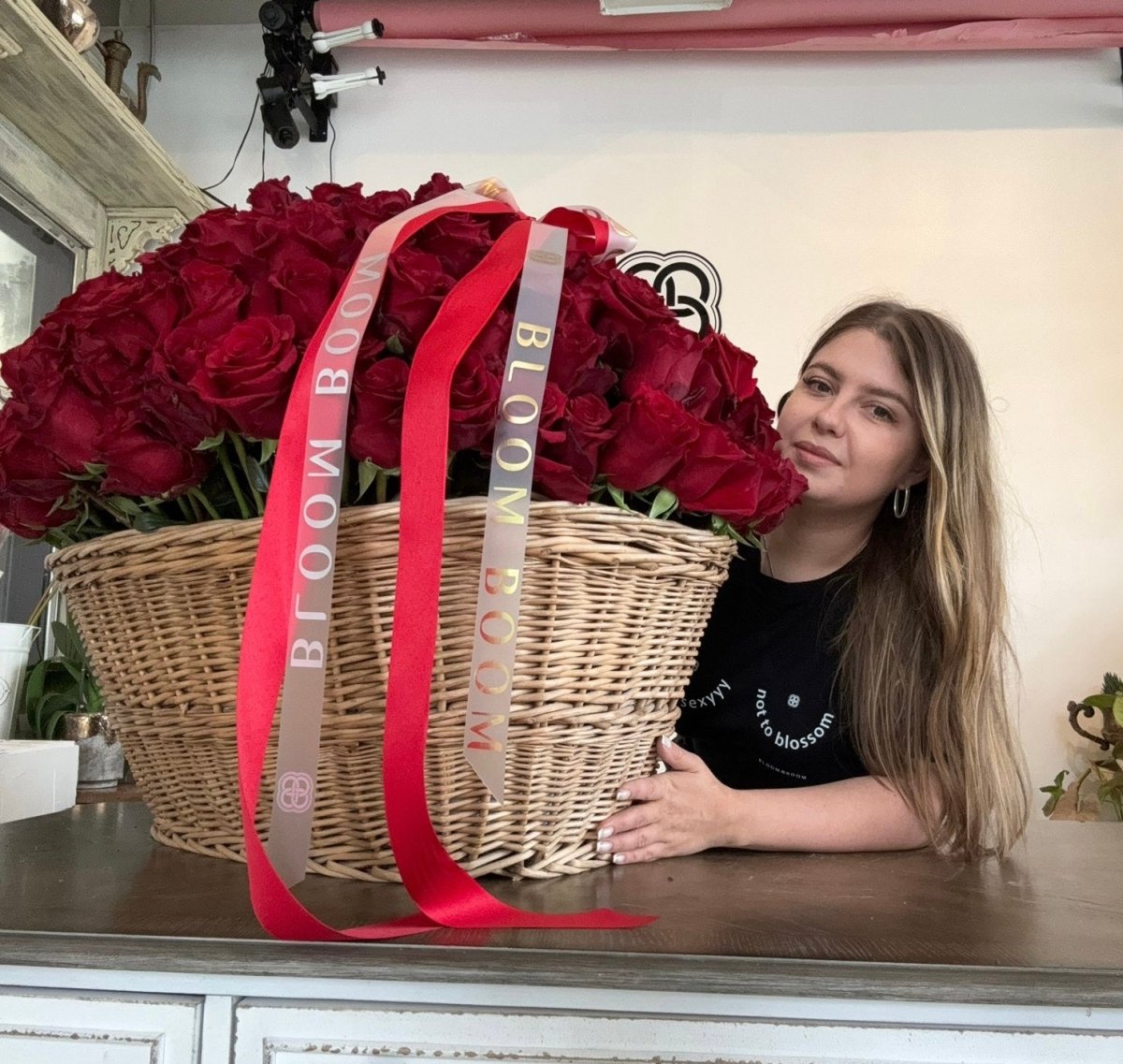 Grand Amour – 200 Red Roses Basket
