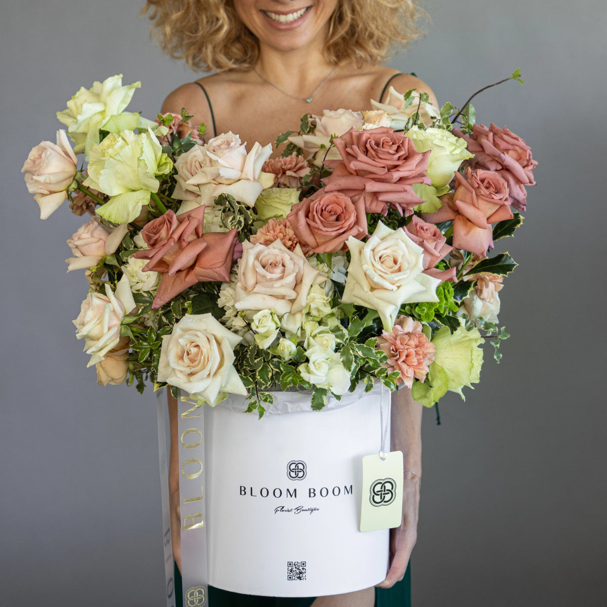 Flower box "Green Tea Chocolate" with roses, hydrangea and carnations