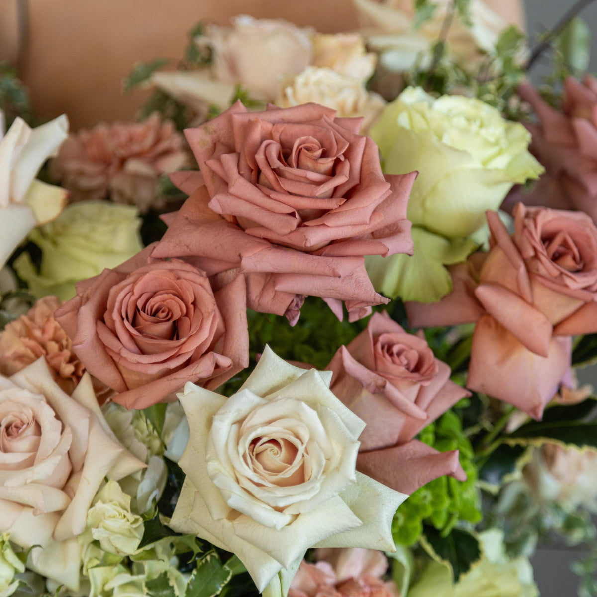 Flower box "Green Tea Chocolate" with roses, hydrangea and carnations