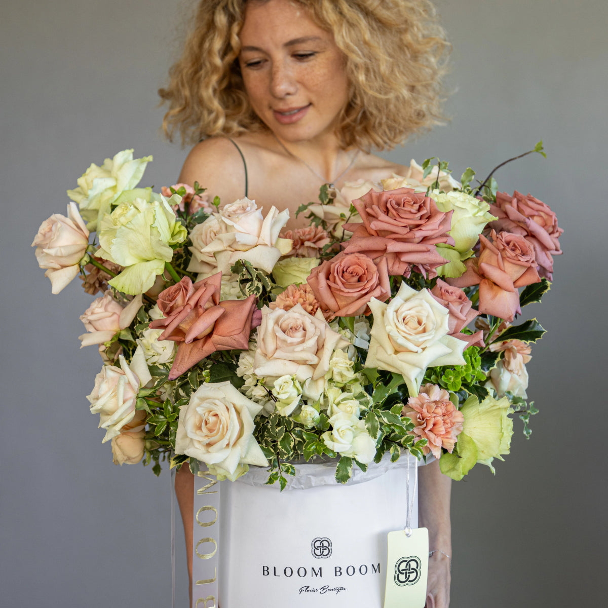 Flower box "Green Tea Chocolate" with roses, hydrangea and carnations