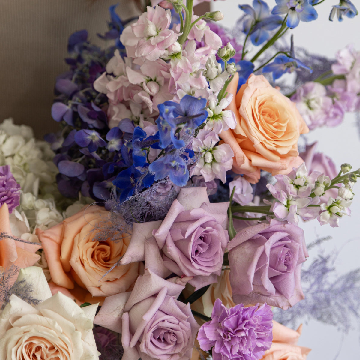 Basket Peachy Ice roses and hydrangea