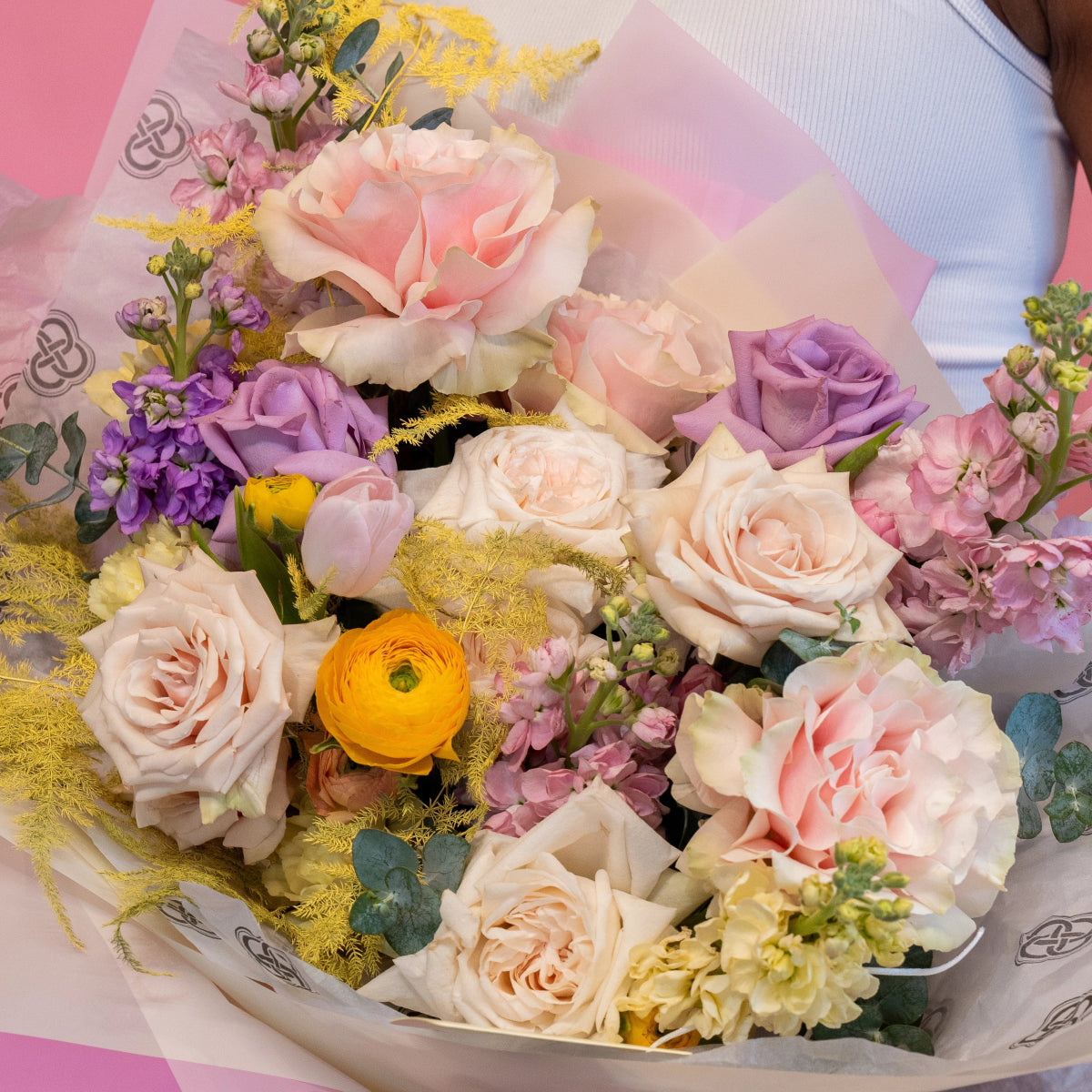 Small bouquet "Bubble gum" with roses and ranunculus