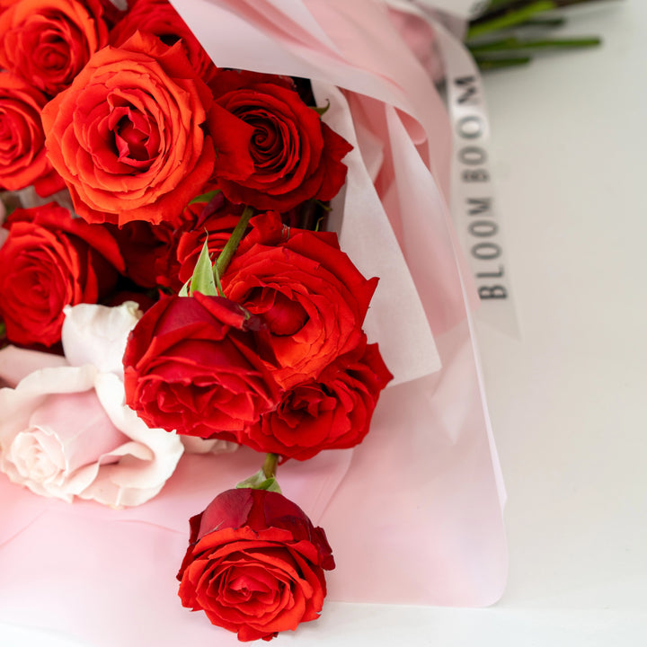 Flower box "Floristic Fountain" with red and pink roses