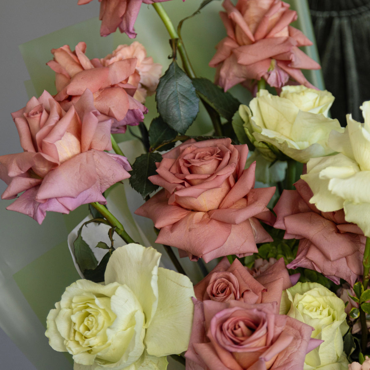 Small bouquet "Green Tea Chocolate" with hydrangea rose and carnation