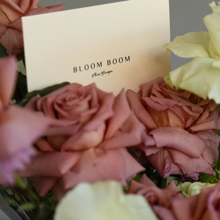 Small bouquet "Green Tea Chocolate" with hydrangea rose and carnation