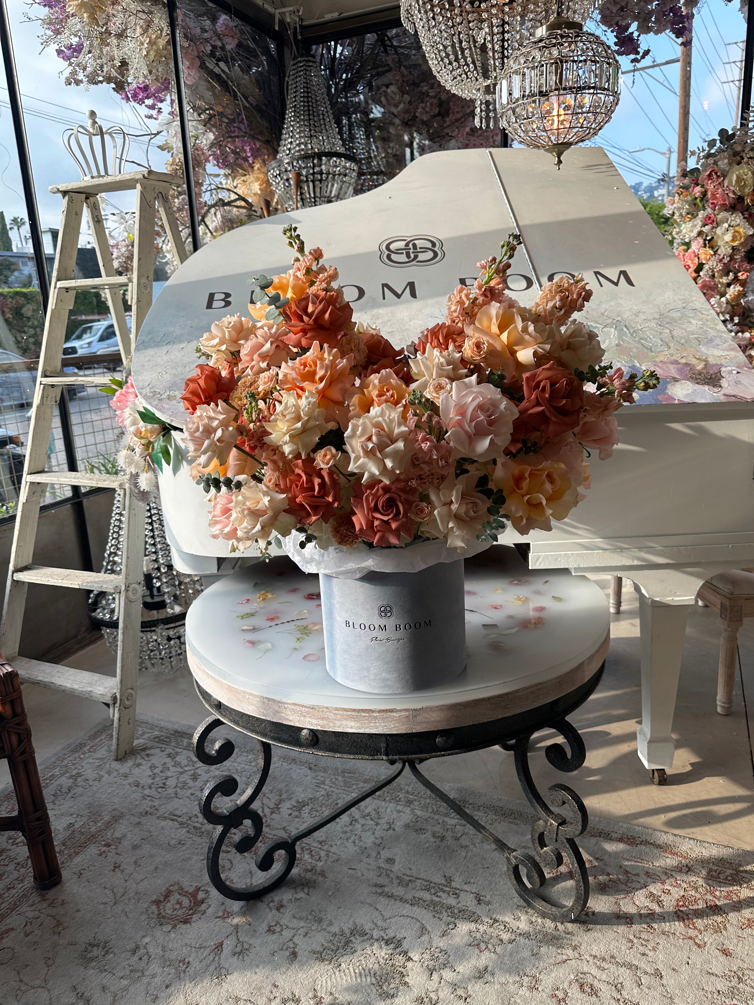 Flower box «Vanilla Sky» with roses, hydrangea, carnation and matthiola