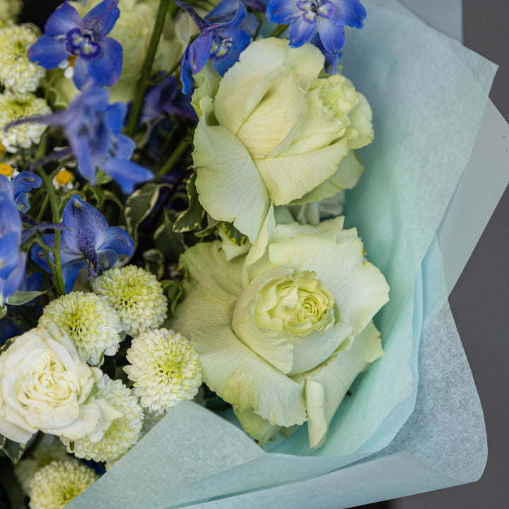 Bouquet "Blue Summer vibe" vibe with spray rose and lemonade rose