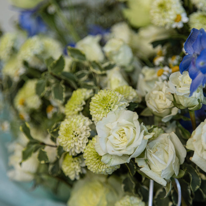 Bouquet "Blue Summer vibe" vibe with spray rose and lemonade rose Small