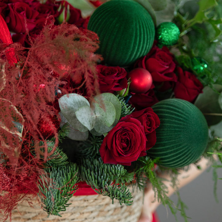 Flower basket "Traditional floral Christmas" with roses
