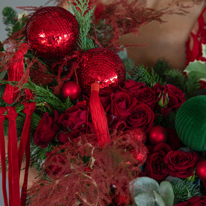 Flower basket "Traditional floral Christmas" with roses