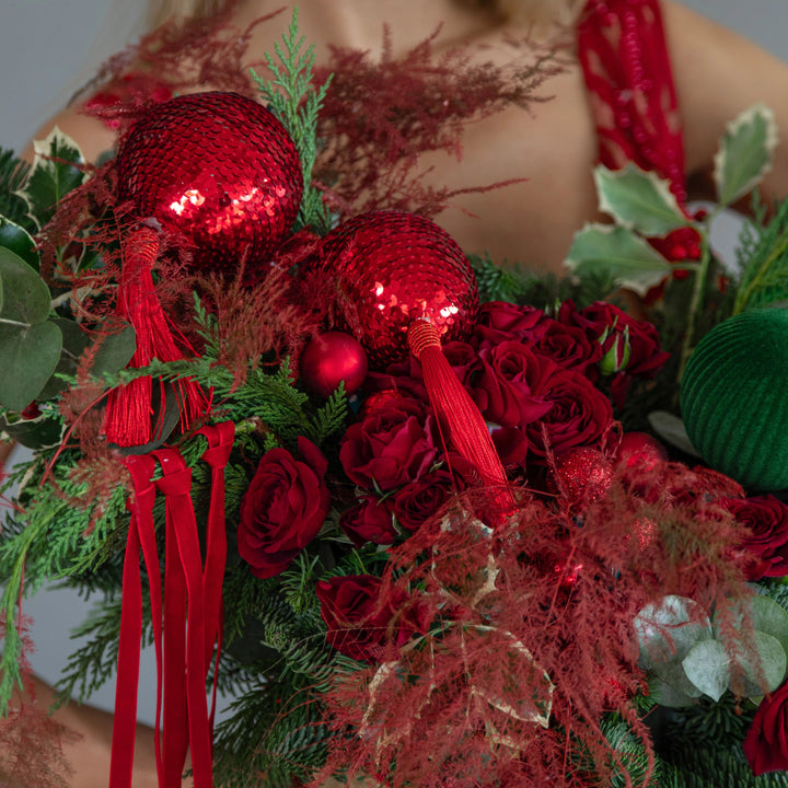Flower basket "Traditional floral Christmas" with roses