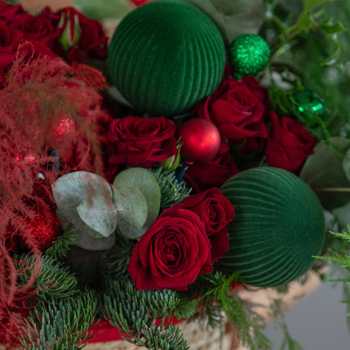 Flower basket "Traditional floral Christmas" with roses