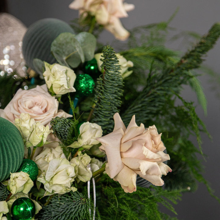 Flower box "Snowy Christmas Night" with roses