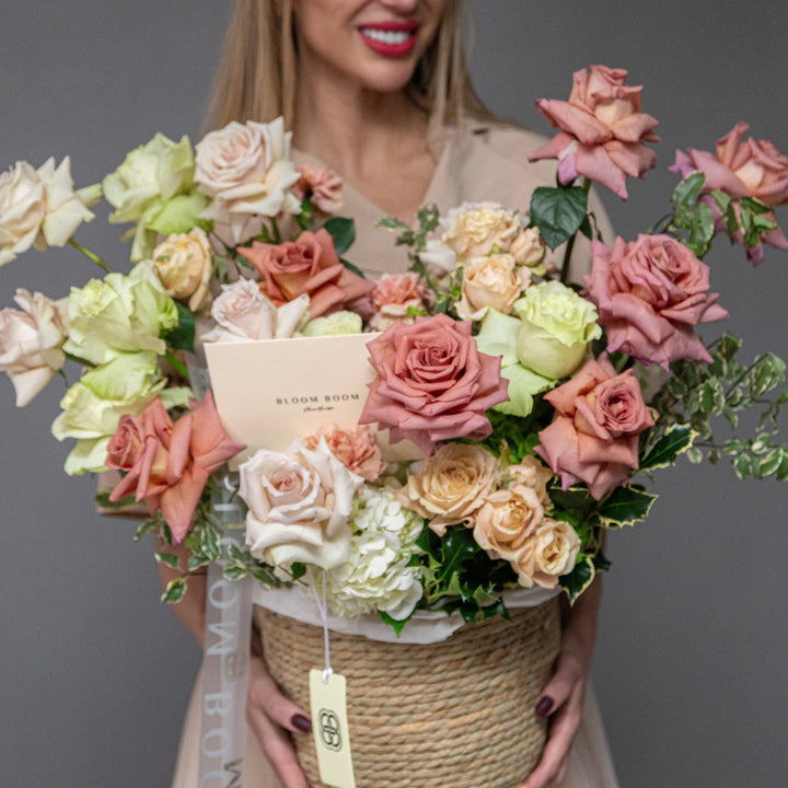 Flower basket "Green Tea Chocolate" with hydrangea rose and carnation