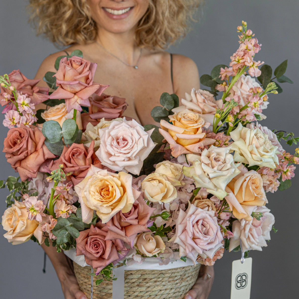 Flower basket "Vanilla Sky" with roses, hydrangea, carnation and matthiola