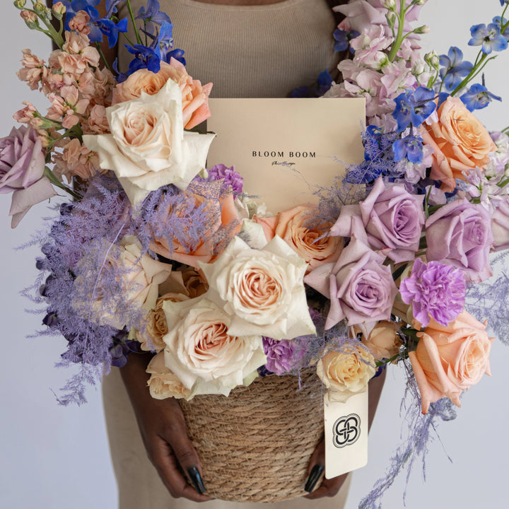 Basket Peachy Ice roses and hydrangea