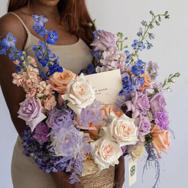 Basket Peachy Ice roses and hydrangea