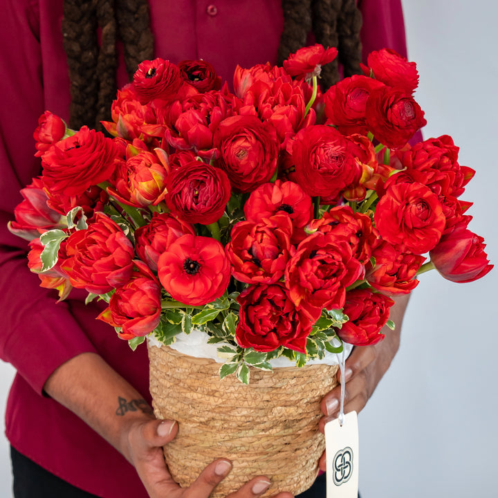 Basket Red garden with tulips and ranunculus