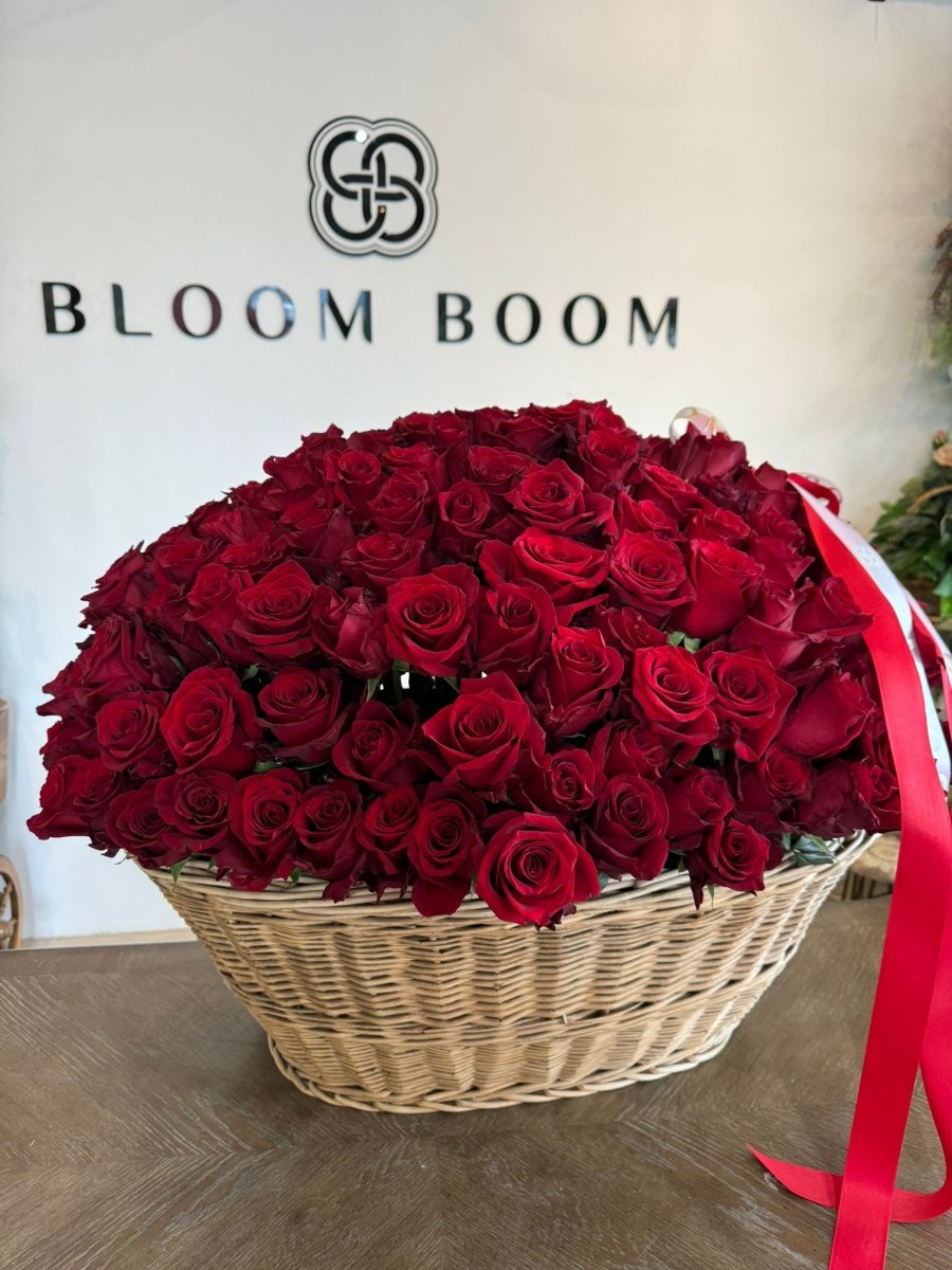 Grand Amour – 200 Red Roses Basket